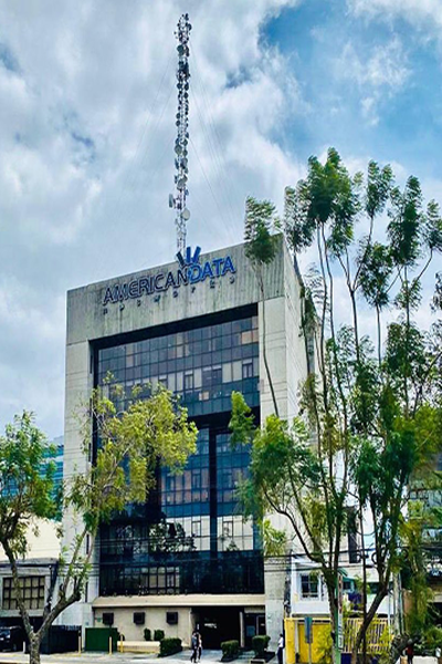 Técnico instalando fibra óptica