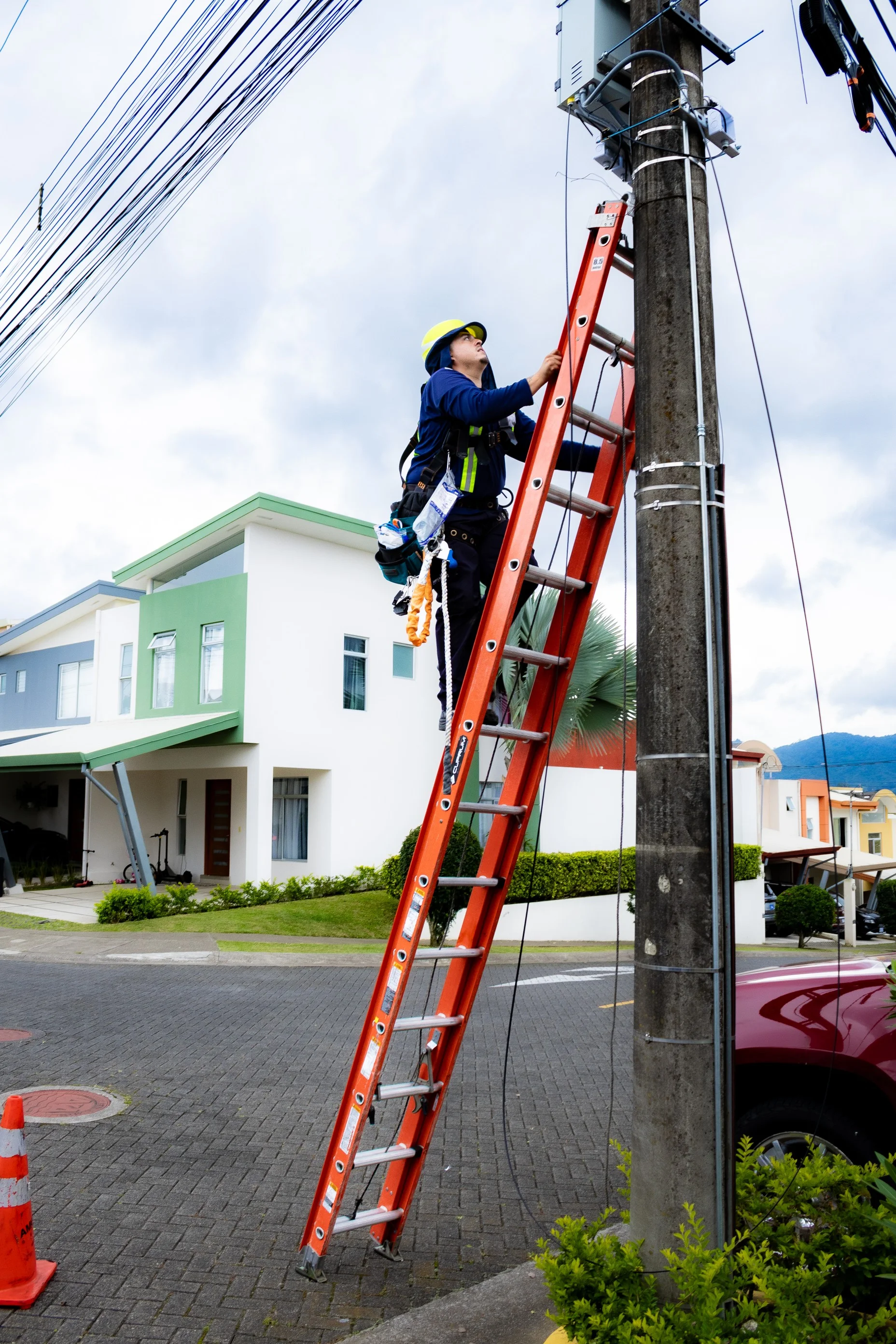 Técnico instalando fibra óptica